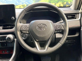 インテリアに合わせたデザインのステアリングは、運転される方のことも考え、運転しやすい形状、大きさです。是非一度、実際に触ってお確かめください。