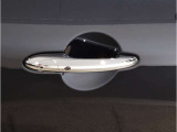 【スマートキー】車両のキーをカバンやポケットに入れたまま、お車の開閉が可能で御座います。お車の前に立ってキーを探す必要が御座いません。