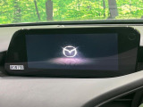 【8.8インチマツダコネクト】車内の雰囲気にマッチした大型のディスプレイ。スマホ接続でのナビ使用やBluetooth再生等、様々な機能が楽しめます。直感的なダイヤル操作が可能で、使い勝手も良好です。