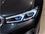 BMWの伝統の丸目4灯ヘッドライトでございます。LEDライトで視認性もよく明るく安全性の向上につながります。