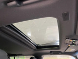 【サンルーフ】開放感たっぷりの希少装備、サンルーフが装着されています!車内に明かりを取り入れたり景色を楽しむ以外にも、車内の空気も簡単に換気できて快適です!