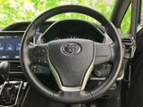 握りやすいステアリングは、運転操作をスムーズにします。オーディオスイッチなどが配置され、運転中でも快適に操作できます。