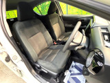 運転席まわりには十分なスペースがあり、大柄な方でもゆったり運転していただける環境です。