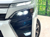 【LEDヘッドライト】悪天候や夜間走行時も良好な視界を確保し安心して運転できる高輝度LEDヘッドライトを装備!点灯速度が早く、消費電力も抑えられています。