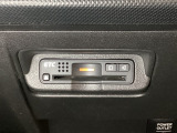 エアコンパネルの下にETCがついています。高速道路の料金所の通過も楽々です!。 カードの取り出しもしやすい場所についています。