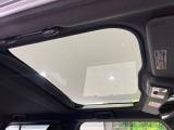【ガラスルーフ】ガラスルーフ搭載で車内の解放感が一気にアップ!開放的なドライブをお楽しみいただけます。