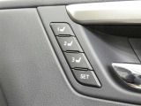 運転席のシートポジションを記憶・再現できるメモリー機能を搭載しています。