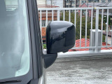 狭い駐車場でも安心。スイッチ操作だけでドアミラーの格納展開が可能。電動格納式リモコンドアミラー!