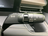 操作しやすい位置に配置されたウインカーレバー。スムーズな操作で、安全な車線変更をサポートします。直感的に操作できます。