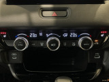 オートエアコンは左右席で独立温度コントロールが可能です。運転席はキンキンに冷やして助手席はマイルドにと言った設定が可能です☆暑さ寒さでケンカすることもなくなりますね♪