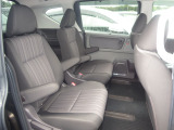 2列目はキャプテンシートになっているのでゆったり快適にお過ごしいただけます。3列目への乗り降りもラクラクですね。