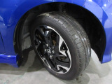 タイヤは ブリヂストン   2023年製がついています。そして足元を精悍に引き締めるホンダ純正15インチアルミホイール、おしゃれは足元から、カッコイイですね!