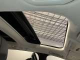 パノラミックルーフで明るい車内と開放感あるドライブをお楽しみいただけます。