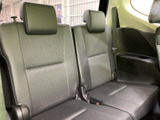 第三列シートも広々としており、大人でもゆったりと座れます。多人数乗車時でも快適な移動が可能です。