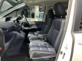 運転席からの視界は良好で、運転操作もスムーズに行えます。安全運転をサポートする、使いやすい空間です。