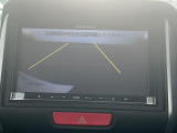 【リアカメラ】リバースに入れるだけで後方の映像が映ります。安全確認や、狭い駐車場での車庫入れ、雨の日や夜間など視界の悪い時に便利です。安全にバックする為には欠かせない装備です。