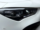 メルセデス・ベンツのヘッドライトはヘッドライトをいち早く点灯させ、周囲に対して自車の存在をアピールし、被視認性を高めて交通事故を減らそうという考えなのです。これこそが、メルセデスの安全哲学です。