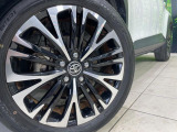 【純正18インチアルミホイール】外観にマッチした純正アルミホイールを装着しております。各種社外アルミホイールや、スタッドレスタイヤも取扱いしております。是非ご相談ください♪