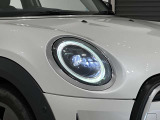 ひと目でMINIとわかる、アイコニックな丸目LEDヘッドライト。