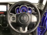 ステアリングスイッチがついていますので、オーディオのチャンネル変更、ボリューム、ジャンル変更が操作可能です。ハンドルから手を離さず安全に操作できます。