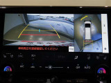 パノラミックビューモニター付きです。車両を上から見たような映像をディスプレイオーディオ画面に表示。運転席からの目視だけでは見にくい、車両周辺の状況をリアルタイムでしっかり確認できます。