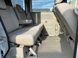 広々とした後席空間は、同乗者もゆったりとくつろげます。長距離移動も疲れにくく、快適にお過ごしいただけます。