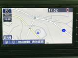 見やすい地図表示で、運転中の情報収集をサポート。周辺の施設情報も確認でき、初めての場所でも安心です。運転に集中できますね。
