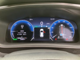 視認性の高いメーターパネルは、運転に必要な情報を分かりやすく表示し、洗練された空間を演出します。