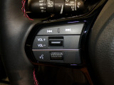 【ステアリングリモコン】ステアリングにオーディオ調節可能なスイッチが装備されていますので運転中でも視線をそらさずにオーディオの調節が可能です!