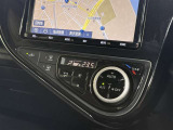 【オートエアコン】「AUTO」スイッチを押すだけで、冷暖房の切り替えや風量、吹き出し口の調整などを自動で行います。