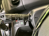 操作しやすい位置に配置されたウインカーレバー。スムーズな操作で、安全な車線変更をサポートします。日常使いにも便利です。