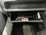 車検証入れになどにも使える便利な収納BOXあります。