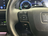 運転中、オーディオの操作をしてて、ハッとしたことはありませんか?ステアリングスイッチは、運転中でもハンドルでオーディオの操作が可能です。安全なドライブをサポートします。