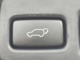 【パワーバックドア】スマートキーや運転席のボタンを押すだけでリアゲートが自動で開閉します!荷物を持っている時や、高い位置にあるバックドアを閉める際に便利な機能です♪