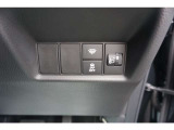 路外逸脱抑制や衝突軽減ブレーキ等のスイッチ類は、運転席の右側にあります。