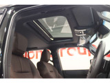 【サンルーフ】車内に採光を。明るく開放的な気持ちの良いドライブが楽しめます。チルトアップ機能を使うことで冬などでも寒さを感じずに換気をすることが可能です。
