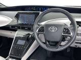 運転席まわりです。 各操作スイッチは使いやすい位置に配置されてます。