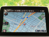 見やすい地図表示で、運転中の情報収集もラクラク。渋滞情報も確認でき、スムーズな移動をサポートします。快適なドライブに役立ちます。