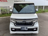 狭い駐車場でも、スライドドアならチャイルドシートへのお子さまの乗降や荷物の積載もスムーズ。とても便利な【両側電動スライドドア】ドアハンドを少し引くだけでリアドアが自動開閉します。