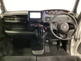 車内は光触媒抗菌消臭施工済です。スタイリッシュなデザインでスポーティなインパネ周りを演出します。グローブボックスやカップホルダーのほかにトレーなどたくさんの収納スペースが付いています。