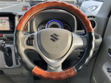 握りやすいステアリングは、運転時の操作性を高めます。ステアリング周りのスイッチ類も使いやすく、快適なドライビングをサポートします。