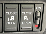 【両側スライドドア】駐車場で隣の車との間隔が狭く乗りにくい時、スライドドアなら安心!ドアオープン時も幅を取らず、開口部が広いので乗り降りがとっても簡単です。大きな荷物の出し入れも後席から可能♪