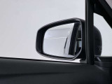 【ブラインドスポットモニター】巻き込み事故防止や、車線変更時の事故も予防します。