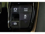ECOモードはエアコンの利きなどを抑え、低燃費で走れるようサポートします。アクセル操作に対するレスポンスがゆるくなり、急発進や加速はしづらくなります。走行状況に応じてボタンで切替えることが出来ます。