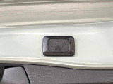 【パワーバックドア】スマートキーや運転席のボタンを押すだけでリアゲートが自動で開閉します!荷物を持っている時や、高い位置にあるバックドアを閉める際に便利な機能です♪