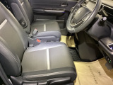 運転席は、大きな座面と包み込むような背もたれがドライバーの身体全体をしっかり支えます。上質なシート素材と座り心地のよいクッションを採用し、長時間の運転やコーナーの多い道も快適です。