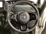ハンドルにHondaセンシング系のクルーズコントロールやレーンキープアシストなどのスイッチと、オーディオの操作スイッチが装備されています。ハンドルから手を離さず安全に操作できます。