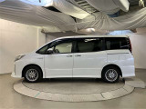 両側パワースライドドア付きだから、狭い駐車スペースなどでの 乗り降りラクラク!小さなお子さまのいるご家庭には嬉しい装備。
