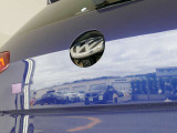 バックカメラ始動時にはVWのエンブレムが動いてカメラがボディの中心位置で映し出します。