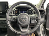 快適な操作性の運転席、ハンドルも綺麗に清掃済みです!もちろん安全を守るエアバッグも装備しているので安心してお乗りいただけます(^^)